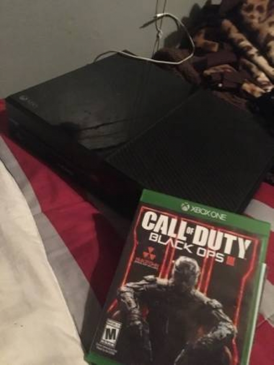 Xbox one 500gb with controller and black ops 3